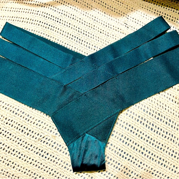 Victoria’s Secret Very Sexy Matching Set in Forest Green (Bra 32C, Panty XS) - Picture 5 of 5